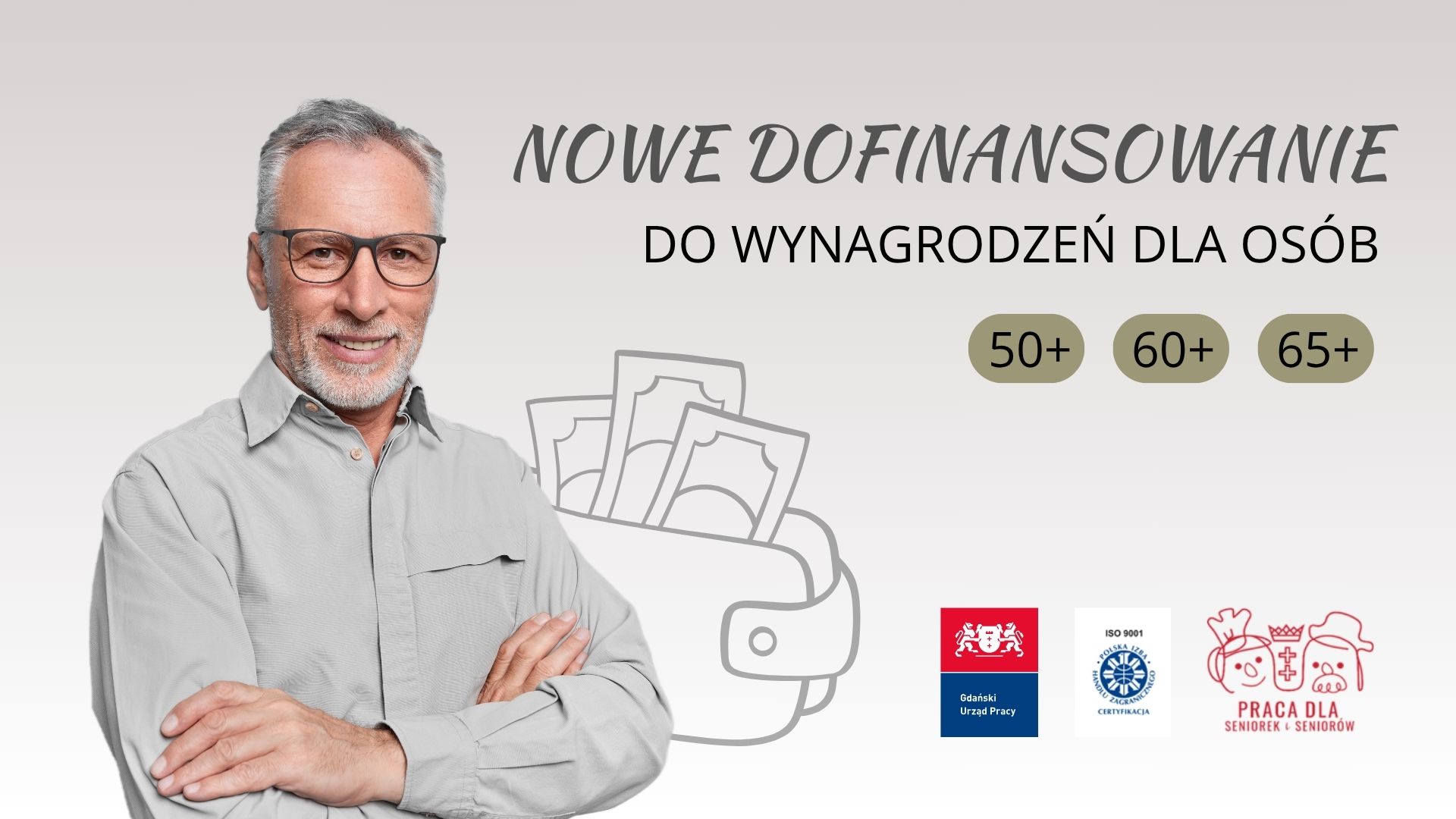 Nowe dofinansowanie do wynagrodzeń 50+, 60 +, 65+. Dojrzały mężczyzna w okularach z założonymi rękami, w tle portfel - symbol wsparcia finansowego.