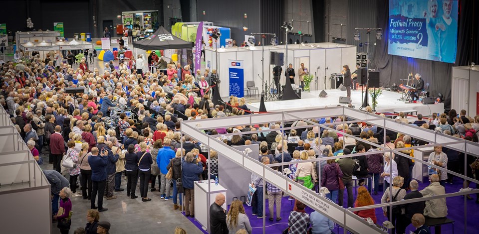 Zdjęcie wykonane podczas Festiwalu Pracy i Aktywności Seniorów. Zdjęcie przedstawia scenę i publiczność podczas koncertu, festiwalowej gwiazdy Eleni.